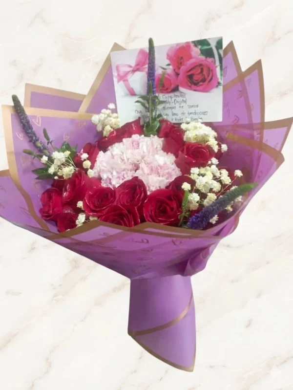 Bouquet Elegante de 12 Rosas Rojas y Hortensias Premium