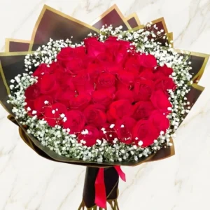 Bouquet Majestuoso de 30 Rosas Rojas Selectas con Diseño de Autor