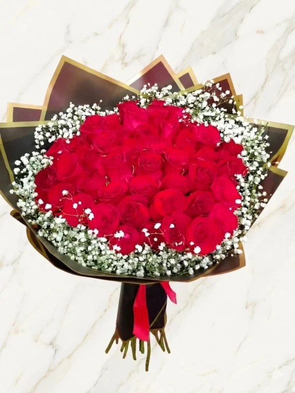 Bouquet Majestuoso de 30 Rosas Rojas Selectas con Diseño de Autor