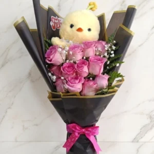 Bouquet Premium de 12 Rosas Rosadas con Peluche de Pollito de Colección