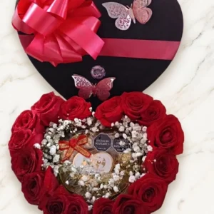 Cofre Premium en Forma de Corazón Noir con Rosas Rojas y Chocolates Ferrero