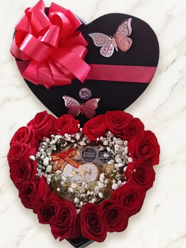 Cofre Premium en Forma de Corazón Noir con Rosas Rojas y Chocolates Ferrero