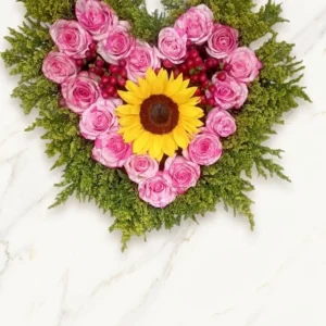 Corazón Botánico Estructural con 18 Rosas y Girasol Central