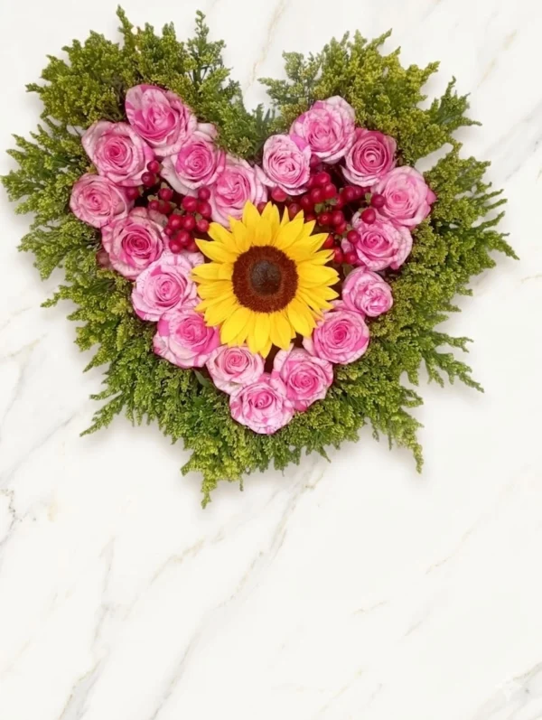 Corazón Botánico Estructural con 18 Rosas y Girasol Central